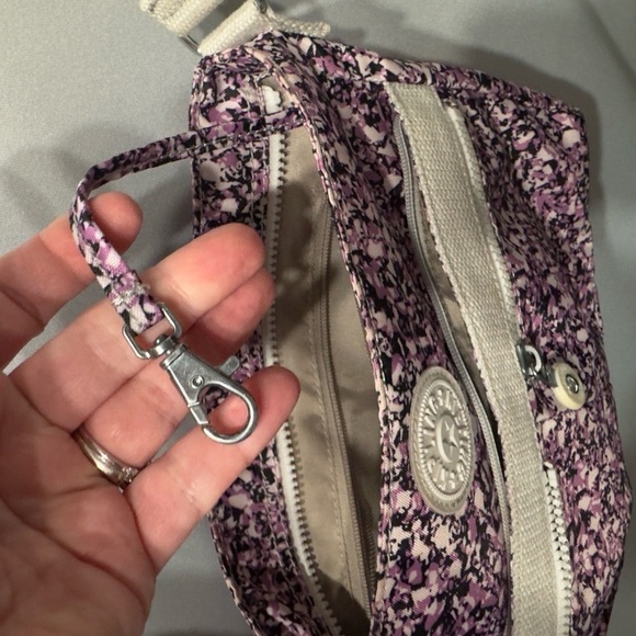 Kipling Crossbody 13x8”- like new!! - Picture 8 of 12